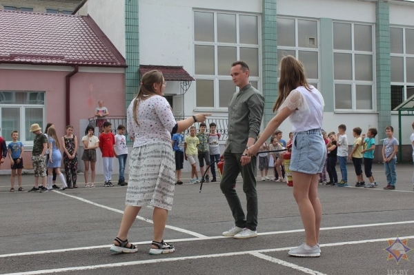 В Бресте детям продемонстрировали работу огнетушителя В Бресте детям продемонстрировали работу огнетушителя