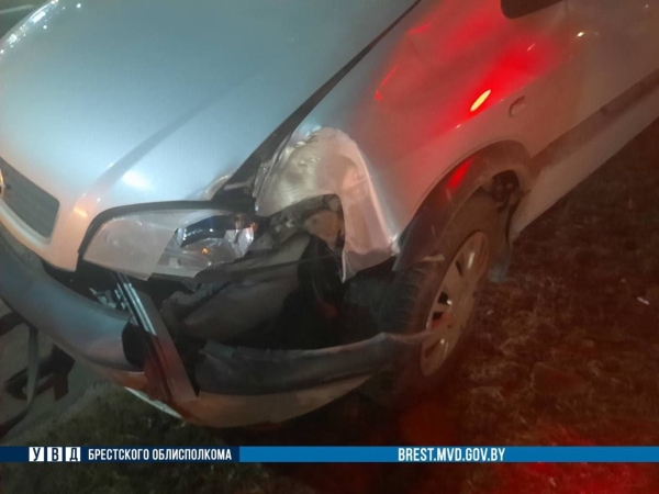 В Бресте 19-летний водитель врезался в светофор. Момент ДТП попал на видео В Бресте 19-летний водитель врезался в светофор. Момент ДТП попал на видео