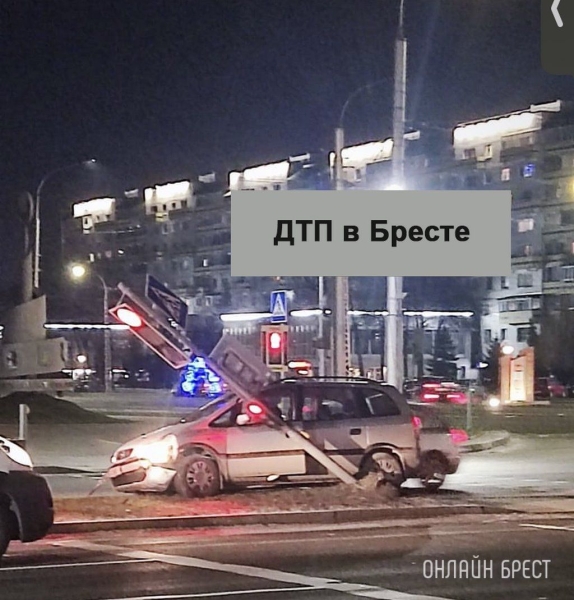В Бресте 19-летний водитель врезался в светофор. Момент ДТП попал на видео В Бресте 19-летний водитель врезался в светофор. Момент ДТП попал на видео