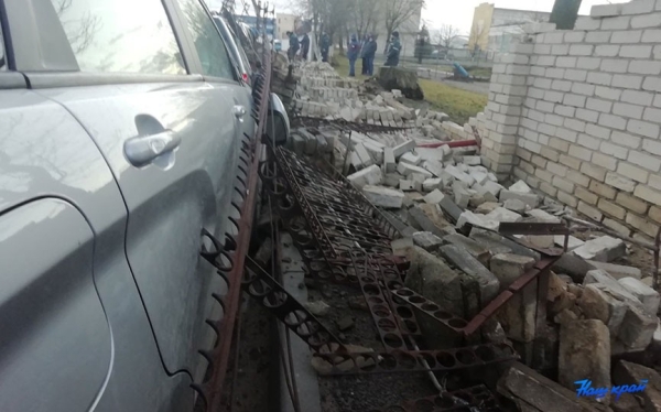 Сильный ветер развалил кирпичный забор в Барановичах. Повреждено несколько машин Сильный ветер развалил кирпичный забор в Барановичах. Повреждено несколько машин
