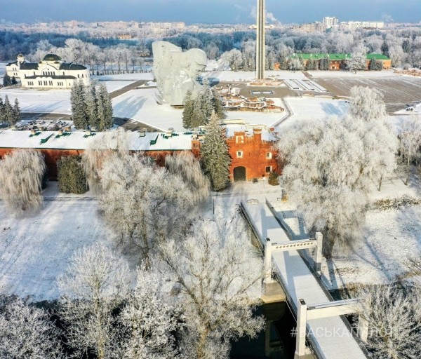Посмотрите, как красиво в Брестской крепости
             
                Посмотрите, как красиво в Брестской крепости