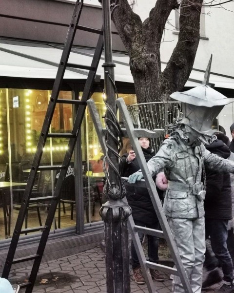 Два фонарщика встретились на Советской в Бресте :)
             
                Два фонарщика встретились на Советской в Бресте :)