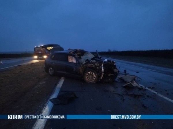 Легковушка врезалась в автомобиль дорожников в Ивацевичском районе Легковушка врезалась в автомобиль дорожников в Ивацевичском районе