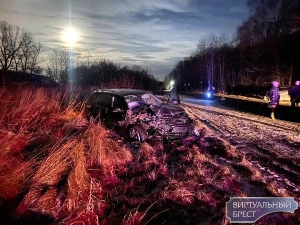 В Бресте на Красном дворе произошло серьёзное ДТП
             
                В Бресте на Красном дворе произошло серьёзное ДТП