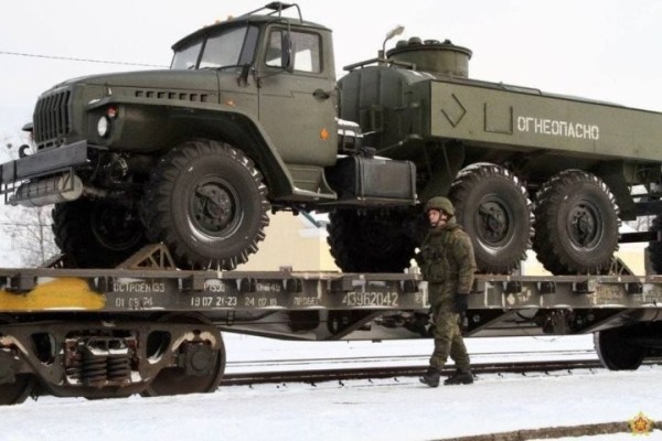 На ЖД станцию «Полонка» в Брестской области прибыл эшелон с военной техникой из России На ЖД станцию «Полонка» в Брестской области прибыл эшелон с военной техникой из России