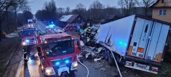 На польской дороге столкнулись два грузовика. За рулем одного из них был белорус, он погиб На польской дороге столкнулись два грузовика. За рулем одного из них был белорус, он погиб