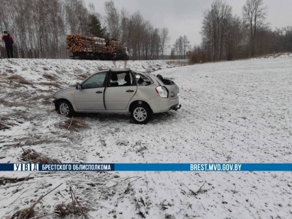В Брестской области автомобиль вылетел в кювет В Брестской области автомобиль вылетел в кювет