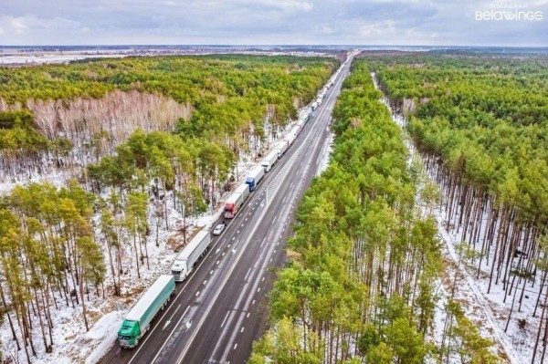 Читатель: Вновь образовалась огромная очередь в пункт пропуска Козловичи. В настоящий момент она подбирается к Тельмам-1
             
                Читатель: Вновь образовалась огромная очередь в пункт пропуска Козловичи. В настоящий момент она подбирается к Тельмам-1