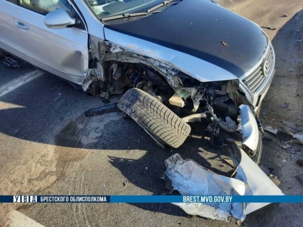 В результате ДТП в Бресте пострадали два автомобиля и светофор В результате ДТП в Бресте пострадали два автомобиля и светофор