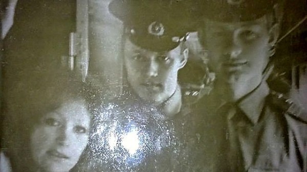 Алла Пугачева и пограничный наряд. Август 1980 год. Ж/д вокзал Брест Алла Пугачева и пограничный наряд. Август 1980 год. Ж/д вокзал Брест