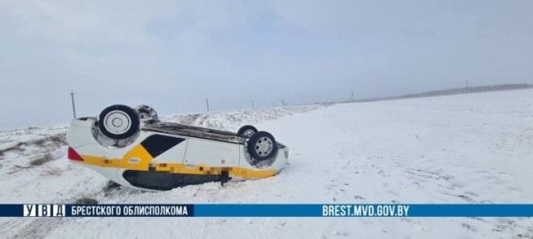 В Березовском районе перевернулось такси В Березовском районе перевернулось такси