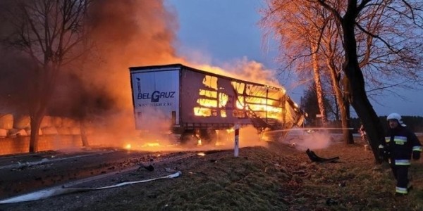 На польской дороге столкнулись два грузовика. За рулем одного из них был белорус, он погиб На польской дороге столкнулись два грузовика. За рулем одного из них был белорус, он погиб