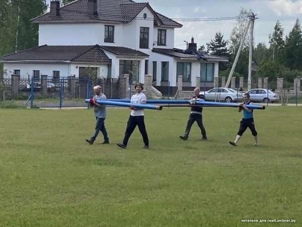 «Смотрели как на чудака, а потом присоединились». Жители Колодищей сами сделали лыжную горку и каток «Смотрели как на чудака, а потом присоединились». Жители Колодищей сами сделали лыжную горку и каток