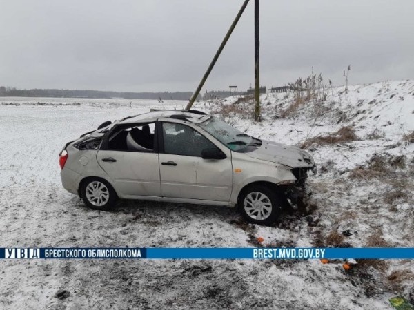 В Брестской области автомобиль вылетел в кювет В Брестской области автомобиль вылетел в кювет