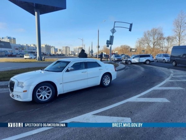 В результате ДТП в Бресте пострадали два автомобиля и светофор В результате ДТП в Бресте пострадали два автомобиля и светофор
