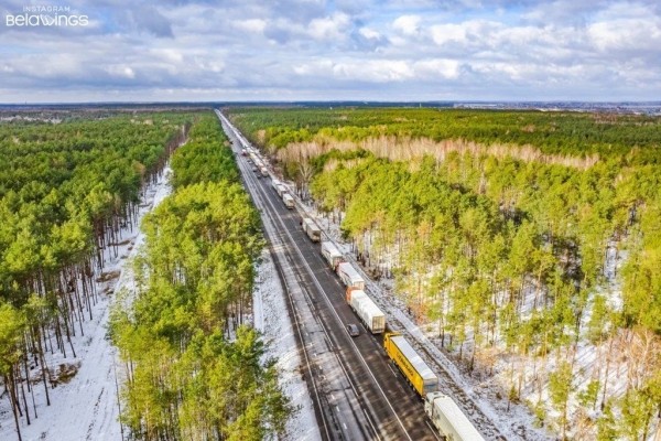 Читатель: Вновь образовалась огромная очередь в пункт пропуска Козловичи. В настоящий момент она подбирается к Тельмам-1
             
                Читатель: Вновь образовалась огромная очередь в пункт пропуска Козловичи. В настоящий момент она подбирается к Тельмам-1
