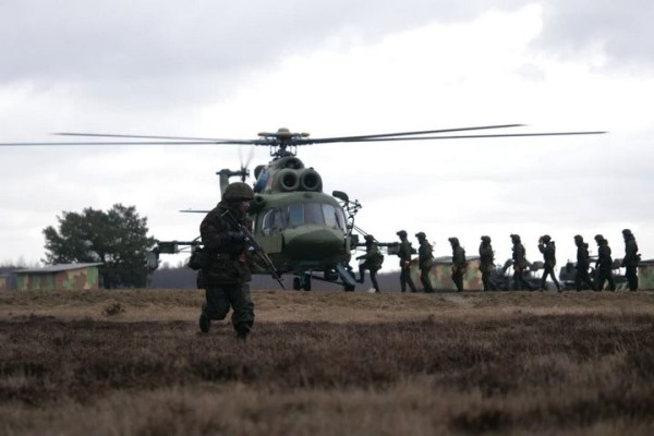 Под Брестом военные отработали элементы беспрашютного десантирования Под Брестом военные отработали элементы беспрашютного десантирования