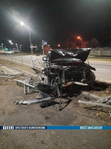 Появилось видео, как в Бресте нетрезвый водитель на Audi повредил 50 метров заборного ограждения
             
                Появилось видео, как в Бресте нетрезвый водитель на Audi повредил 50 метров заборного ограждения