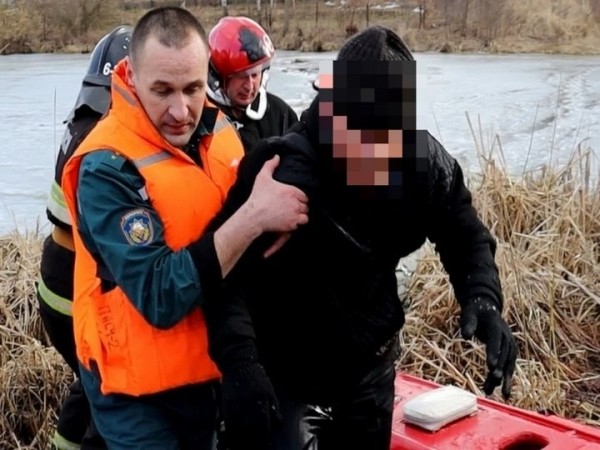В Гомельской области пенсионеры провалились под лед. Их спасли работники МЧС. Видео В Гомельской области пенсионеры провалились под лед. Их спасли работники МЧС. Видео