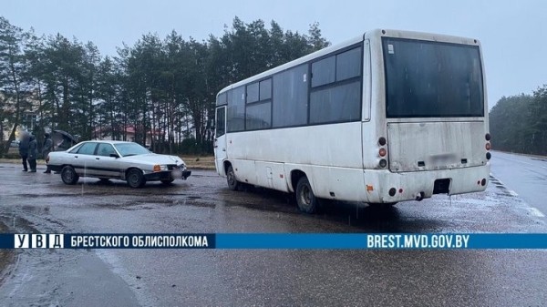Под Брестом автобус столкнулся с легковушкой Под Брестом автобус столкнулся с легковушкой