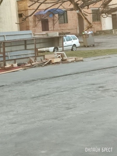 Читатель: В Бресте на Я.Купалы дерево упало в сторону дома. Вот ещё сегодняшние последствия сильного ветра
             
                Читатель: В Бресте на Я.Купалы дерево упало в сторону дома. Вот ещё сегодняшние последствия сильного ветра