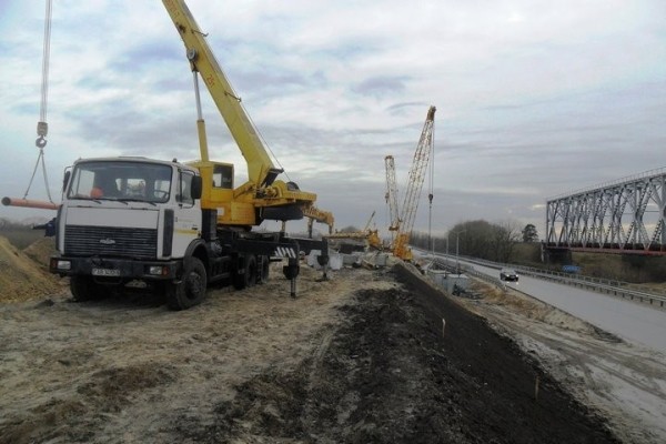 В Пинском районе готовятся установить последний пролет моста через Ясельду В Пинском районе готовятся установить последний пролет моста через Ясельду