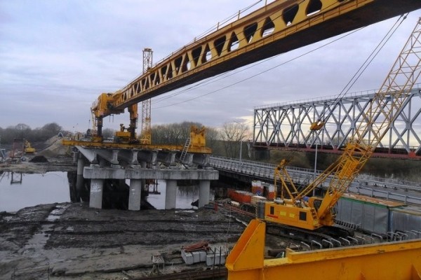 В Пинском районе готовятся установить последний пролет моста через Ясельду В Пинском районе готовятся установить последний пролет моста через Ясельду