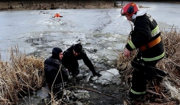 В Гомельской области пенсионеры провалились под лед. Их спасли работники МЧС. Видео В Гомельской области пенсионеры провалились под лед. Их спасли работники МЧС. Видео