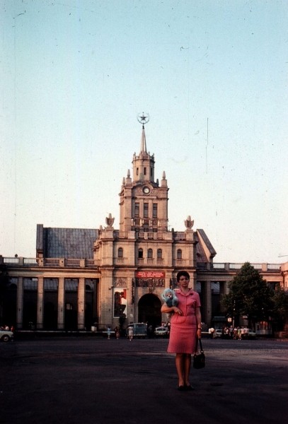 Дама с игрушкой. Железнодорожный вокзал в Бресте, 1976 год
             
                Дама с игрушкой. Железнодорожный вокзал в Бресте, 1976 год