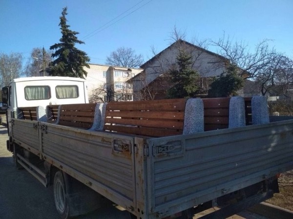 Новые скамейки установлены на проспекте Машерова в Бресте Новые скамейки установлены на проспекте Машерова в Бресте