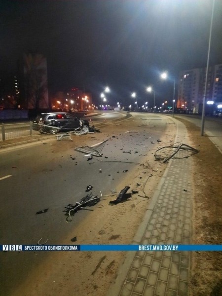 Появилось видео, как в Бресте нетрезвый водитель на Audi повредил 50 метров заборного ограждения
             
                Появилось видео, как в Бресте нетрезвый водитель на Audi повредил 50 метров заборного ограждения