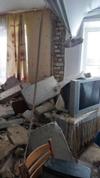 В Беларуси из-за взрыва самогонного аппарата обрушилась стена между квартирами В Беларуси из-за взрыва самогонного аппарата обрушилась стена между квартирами
