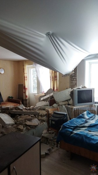 В Беларуси из-за взрыва самогонного аппарата обрушилась стена между квартирами В Беларуси из-за взрыва самогонного аппарата обрушилась стена между квартирами