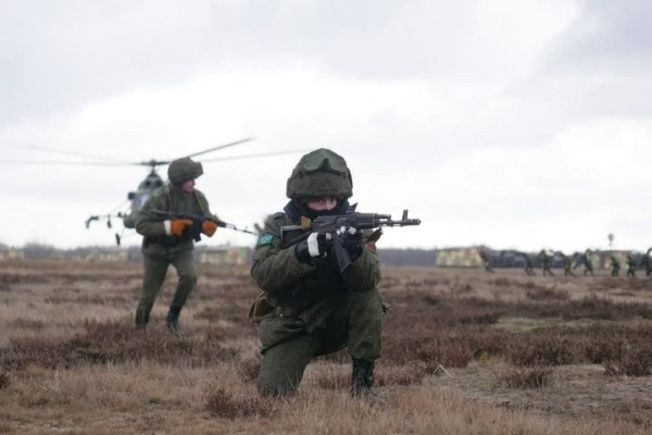 Под Брестом военные отработали элементы беспрашютного десантирования Под Брестом военные отработали элементы беспрашютного десантирования