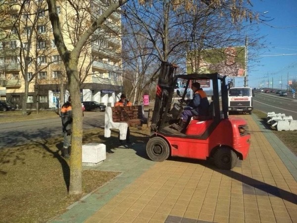 Новые скамейки установлены на проспекте Машерова в Бресте Новые скамейки установлены на проспекте Машерова в Бресте