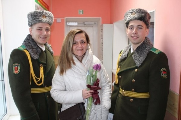 Пинские пограничники поздравили женщин с 8 Марта Пинские пограничники поздравили женщин с 8 Марта