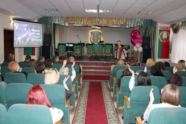 Пинские пограничники поздравили женщин с 8 Марта Пинские пограничники поздравили женщин с 8 Марта