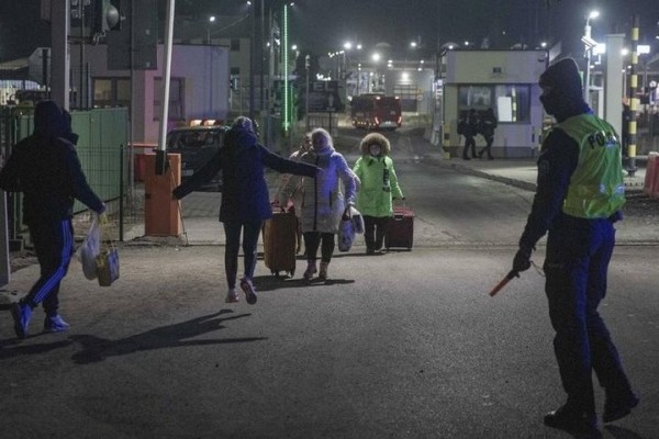Украину покинули полмиллиона человек. Белорусы о том, как трое суток стояли в пробке на границе Украину покинули полмиллиона человек. Белорусы о том, как трое суток стояли в пробке на границе