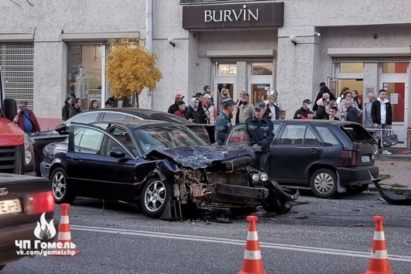 Камера засняла момент аварии с Jaguar в Гомеле. Водителя осудили Камера засняла момент аварии с Jaguar в Гомеле. Водителя осудили