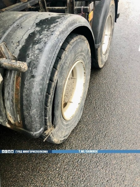 У самосвала лопнуло колесо. В проезжавшей рядом маршрутке повыбивало стекла У самосвала лопнуло колесо. В проезжавшей рядом маршрутке повыбивало стекла