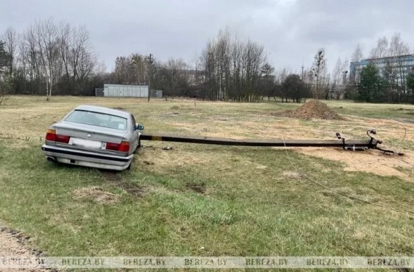 В Белоозерске автомобиль BMW снес столб В Белоозерске автомобиль BMW снес столб