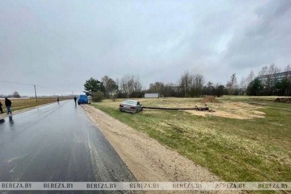 В Белоозерске автомобиль BMW снес столб В Белоозерске автомобиль BMW снес столб