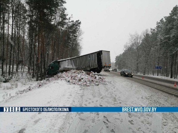 ГАИ рассказала подробности ДТП под Брестом, где фура вылетела в кювет ГАИ рассказала подробности ДТП под Брестом, где фура вылетела в кювет