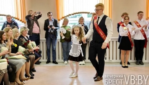 В брестских школах прозвенели последние звонки. Смотрите, как это было в СШ №22 В брестских школах прозвенели последние звонки. Смотрите, как это было в СШ №22