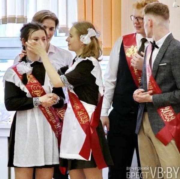 В брестских школах прозвенели последние звонки. Смотрите, как это было в СШ №22 В брестских школах прозвенели последние звонки. Смотрите, как это было в СШ №22