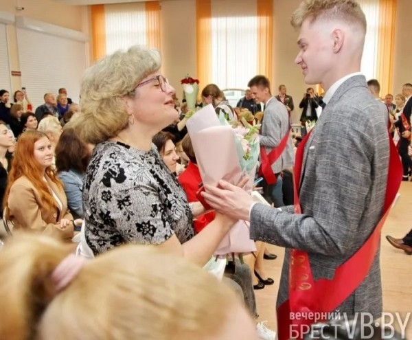 В брестских школах прозвенели последние звонки. Смотрите, как это было в СШ №22 В брестских школах прозвенели последние звонки. Смотрите, как это было в СШ №22