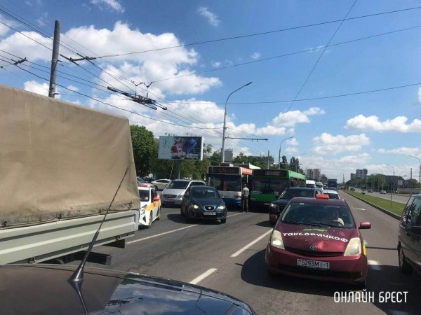 Читатель: В Бресте на Московской притёрлись автобус и троллейбус
             
                Читатель: В Бресте на Московской притёрлись автобус и троллейбус