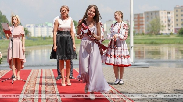 Праздник выпускников прошел в городе-спутнике Бреста Праздник выпускников прошел в городе-спутнике Бреста