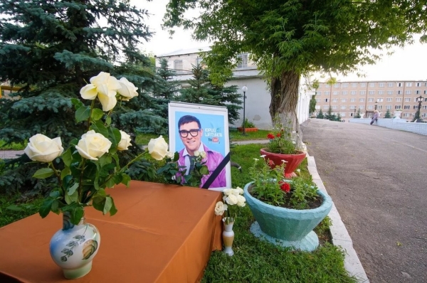 В Москве прощаются с Юрием Шатуновым, фанат прислал грузовик с розами В Москве прощаются с Юрием Шатуновым, фанат прислал грузовик с розами