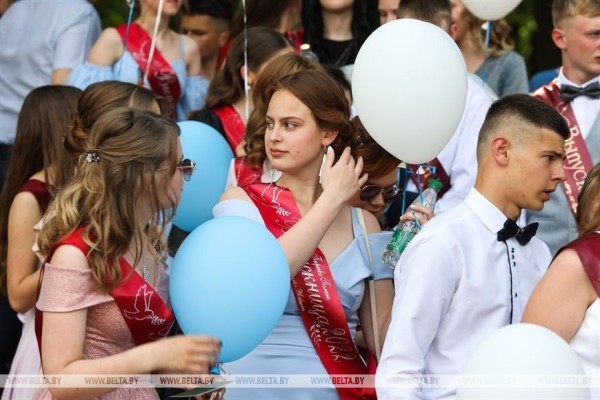 Праздник выпускников прошел в городе-спутнике Бреста Праздник выпускников прошел в городе-спутнике Бреста